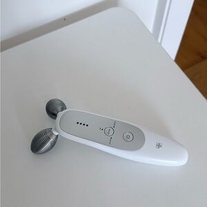 Medicube Age R Derma EMS shot